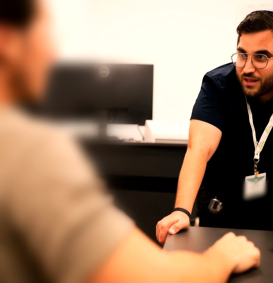 אביב מסביר למשתתף